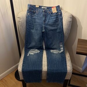 NWT Levi’s Low Pro Straight Blue Distressed Women Jeans Size 29